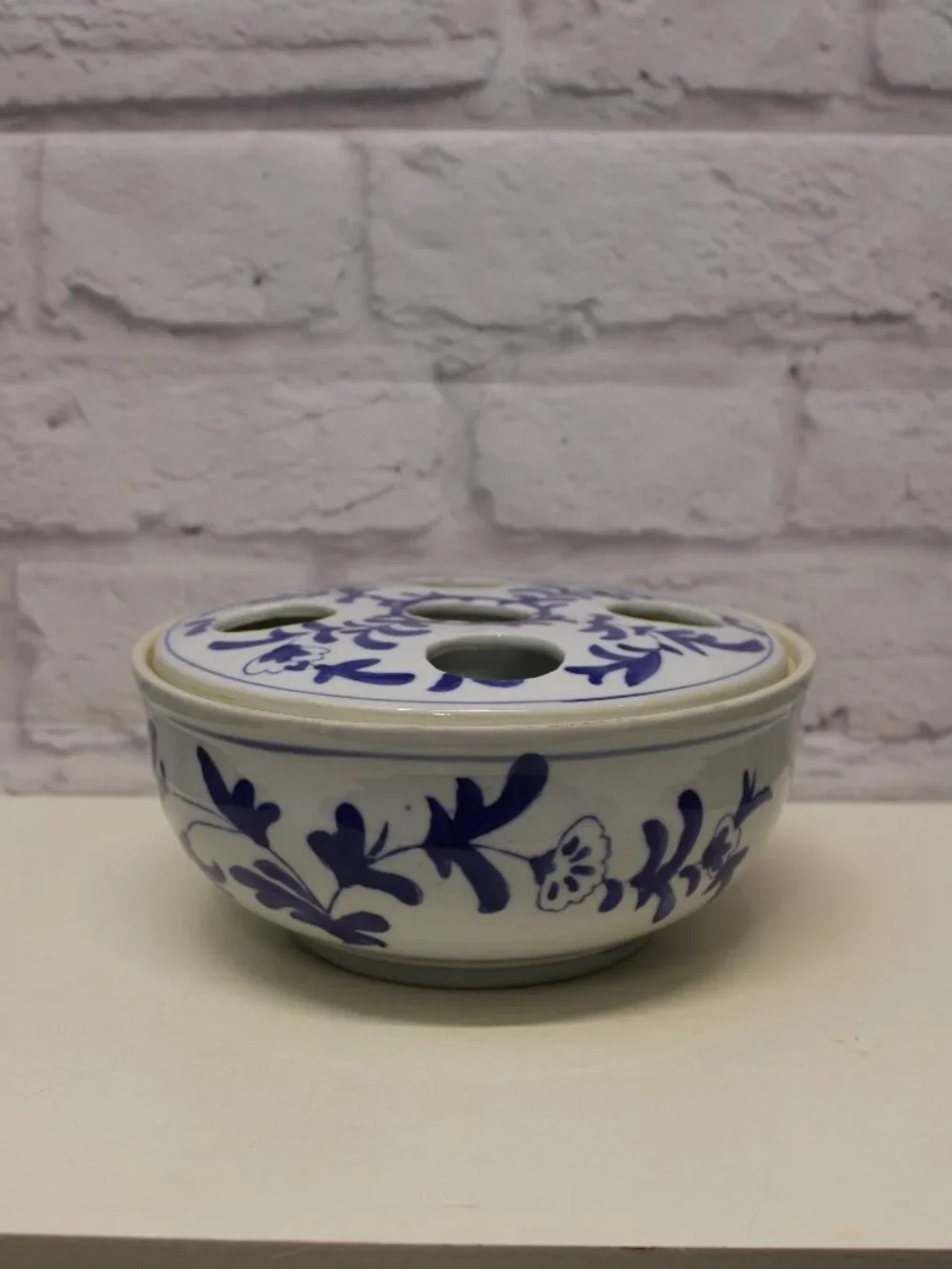 Vintage Bombay Company Gardeners Eden Blue Floral Motifs Ceramic Bulb Frog Vase